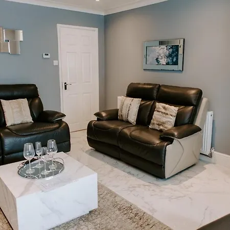 Modern 3br With Garden & Parking 펜션