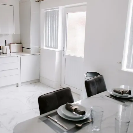 Modern 3br With Garden & Parking