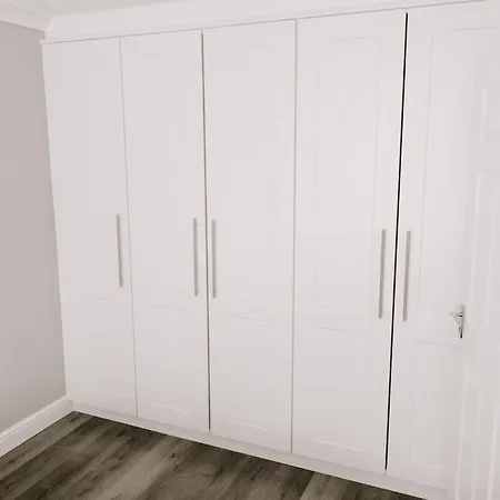 펜션 Modern 3br With Garden & Parking