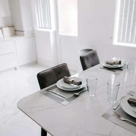 Tatil Evi Badger Lane - 3 Bedroom House, Parking And Garden! Thornaby on Tees