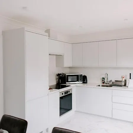 Modern 3br With Garden & Parking *