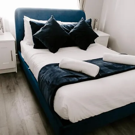 Badger Lane - 3 Bedroom House, Parking And Garden!