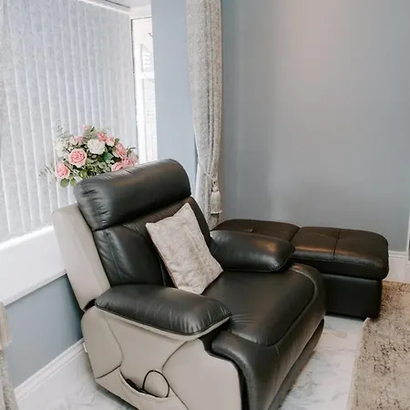 펜션 Modern 3br With Garden & Parking