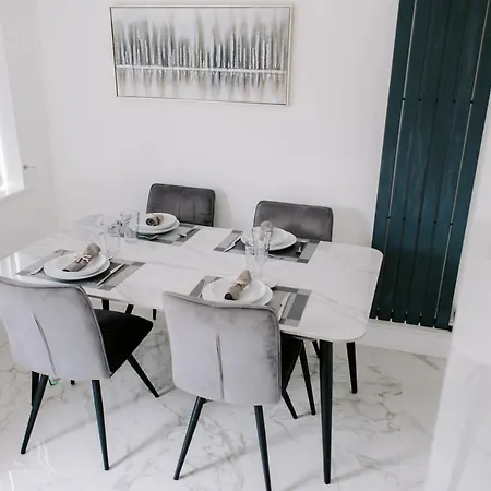 Modern 3br With Garden & Parking 펜션