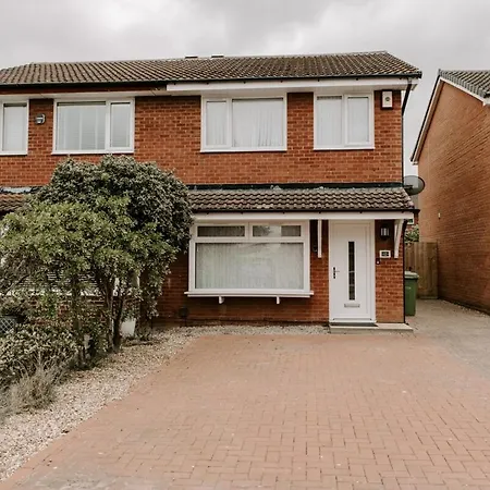 Badger Lane - 3 Bedroom House, Parking And Garden! *