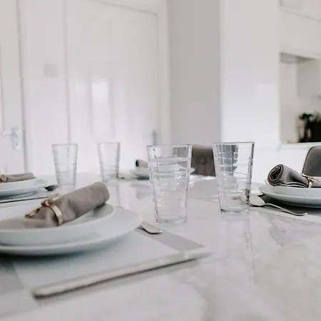 펜션 Modern 3br With Garden & Parking