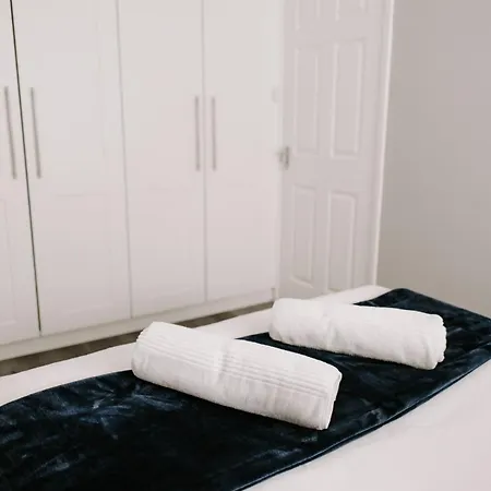Modern 3br With Garden & Parking 펜션 *