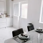Badger Lane - 3 Bedroom House, Parking&garden!