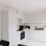 Badger Lane - 3 Bedroom House, Parking&garden! *